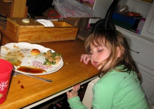 Забавные снимки о непростых взаимоотношениях детей и еды
