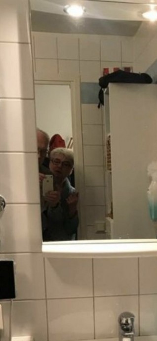 Объявления о продаже разных вещей с отражающими поверхностями всегда скрывают много интересного. Объявления о продаже разных вещей с отражающими поверхностями всегда скрывают много интересного.