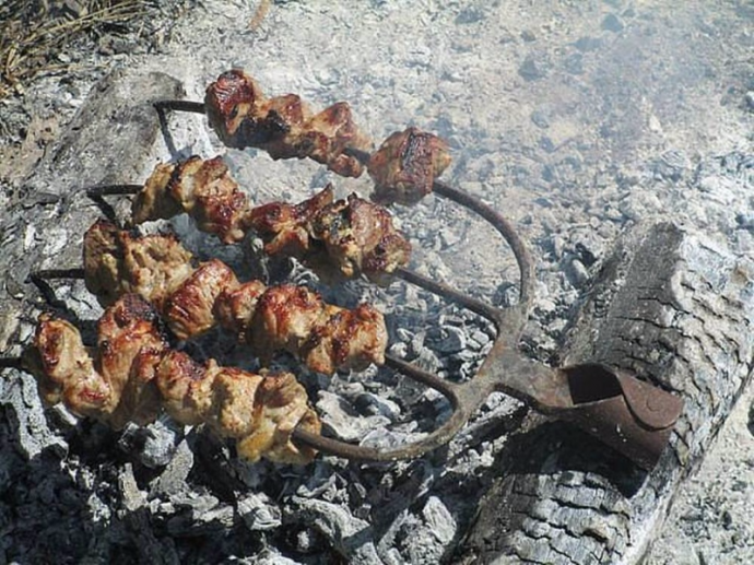 Настоящий любитель шашлыка всегда найдёт выход