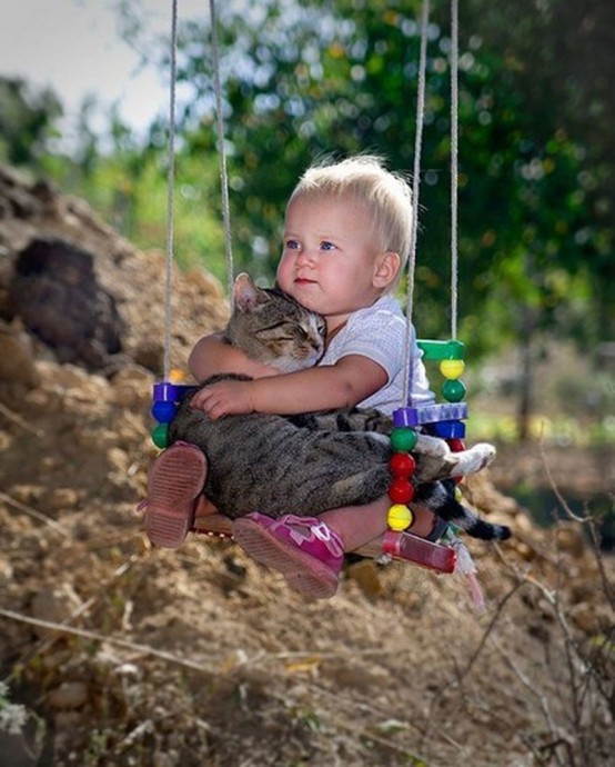 Подборка прикольных фотографий про детей и кошек