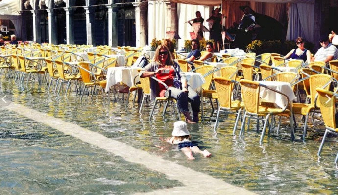 Утопающая Венеция не унывает...