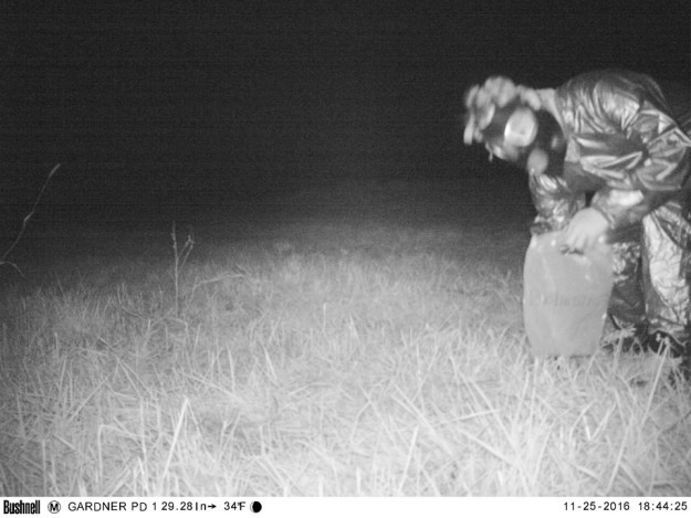 Полиция штата Канзас поставила камеру ночного видения, чтобы найти пуму, но что-то пошло не так...