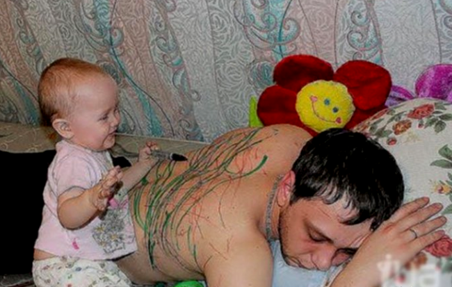 Подборка забавных фотографий с детьми, оставленных без присмотра родителей Подборка забавных фотографий с детьми, оставленных без присмотра родителей