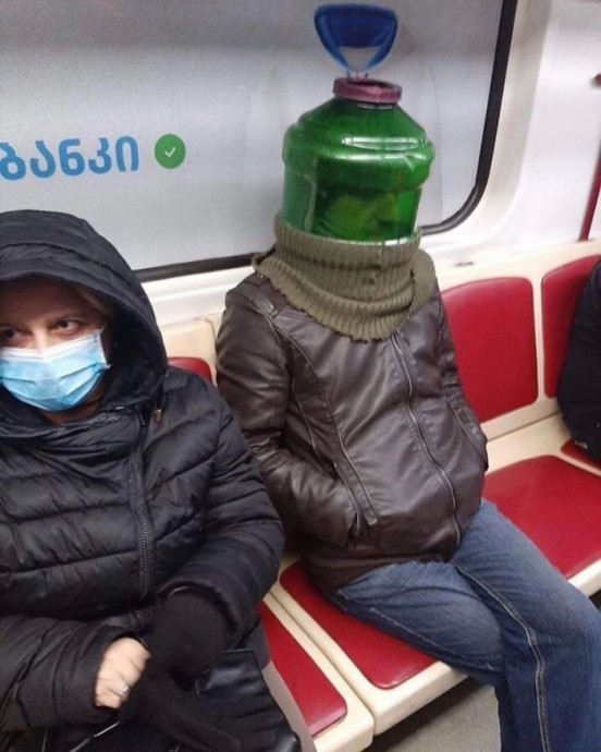 В метро всегда было много странных людей, а во время пандемии их стало еще больше... В метро всегда было много странных людей, а во время пандемии их стало еще больше...
