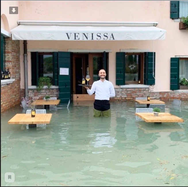 Утопающая Венеция не унывает...
