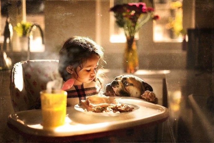 Девочка Аят и любимый пес семьи-Мустанг