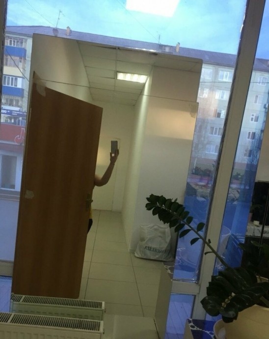 Объявления о продаже разных вещей с отражающими поверхностями всегда скрывают много интересного. Объявления о продаже разных вещей с отражающими поверхностями всегда скрывают много интересного.
