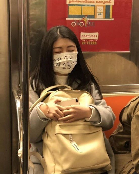 В метро всегда было много странных людей, а во время пандемии их стало еще больше...