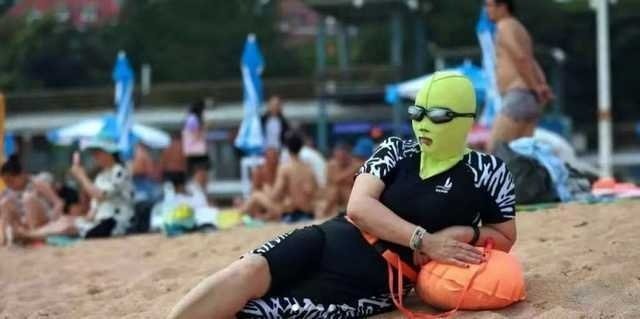 Привычные купальники на пляжах Китая.