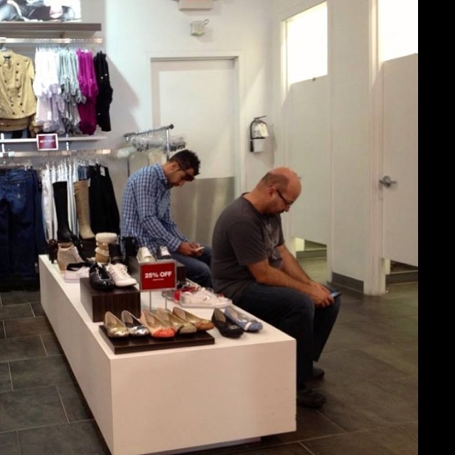 Забавные фотографии мужчин во время шоппинга